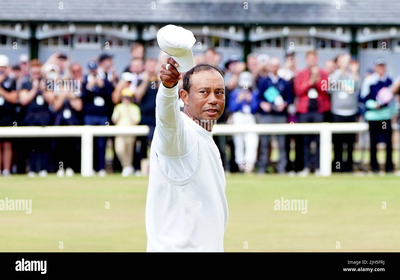 Le Tiger Woods des États-Unis se déferle devant de la foule le 18th au cours du deuxième jour de l'Open at the Old course, St Andrews. Banque D'Images