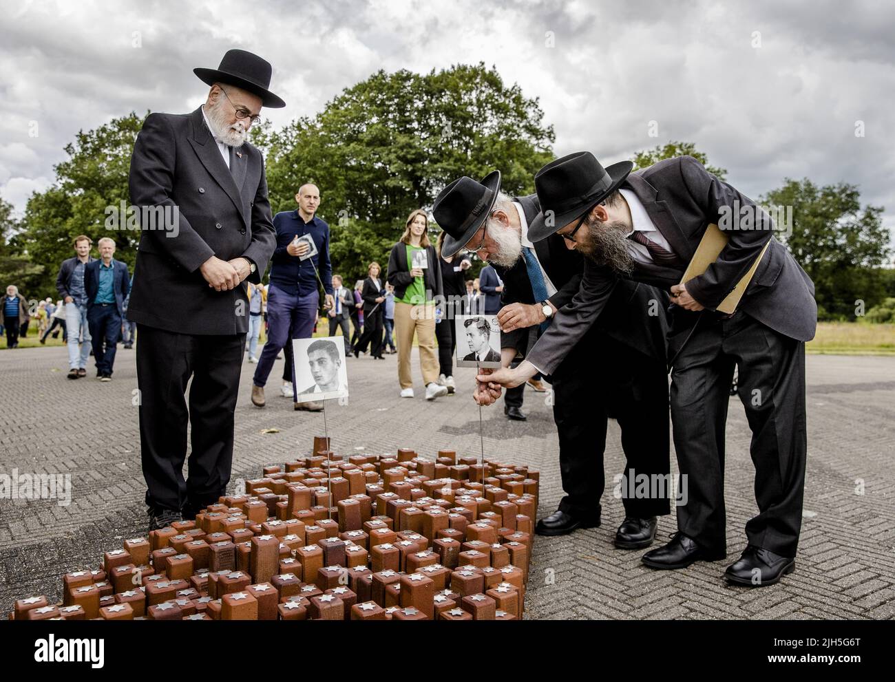 Westerbork, pays-Bas. 15th juillet 2022. 2022-07-15 16:12:24 WESTERBORK - Chef Rabbi Binyomin Jacobs (L) et Rabbi ies Vorst (M) placer des photos au monument les 102 000 pierres pendant la commémoration du premier transport au Camp Westerbork. Quatre-vingt ans se sont écoulés depuis le départ du premier train du Camp Westerbork avec 1137 Juifs à Auschwitz. ANP SEM VAN DER WAL pays-bas Out - belgique Out crédit: ANP/Alay Live News Banque D'Images