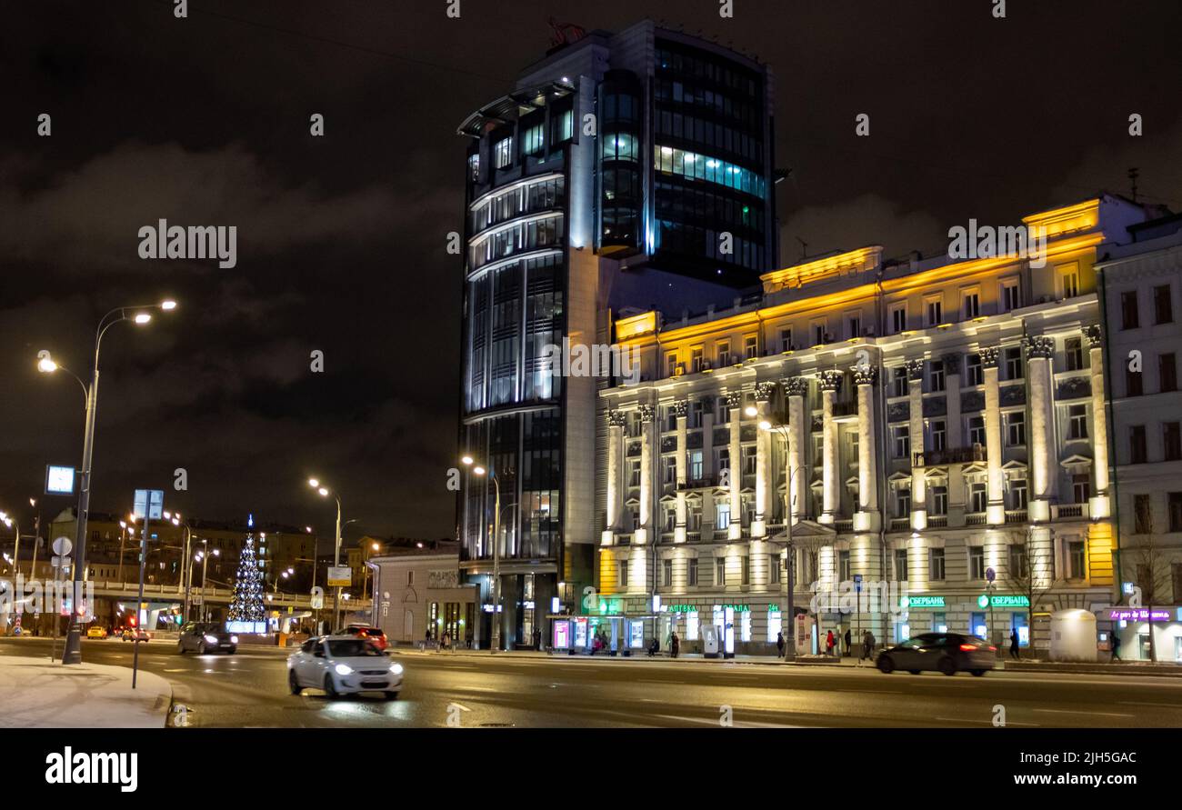 22 janvier 2022, Moscou, Russie. Circulation de voitures sur le boulevard Zubovsky à Moscou en soirée d'hiver. Banque D'Images