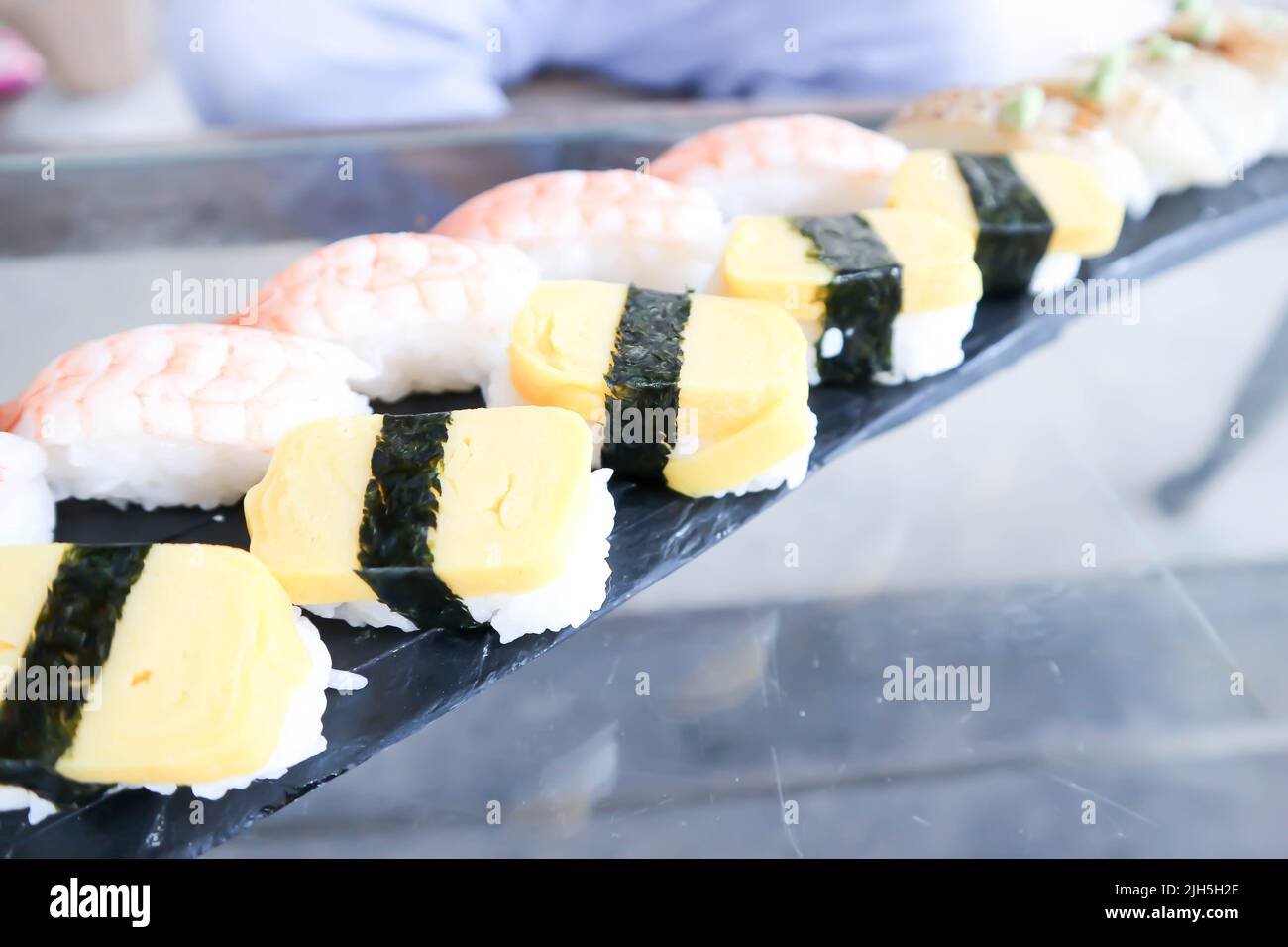 sushi ou sushi aux oeufs, riz recouvert de sushi aux oeufs et aux crevettes ou de sushis aux crevettes ou de petits pains aux oeufs à vapeur Banque D'Images