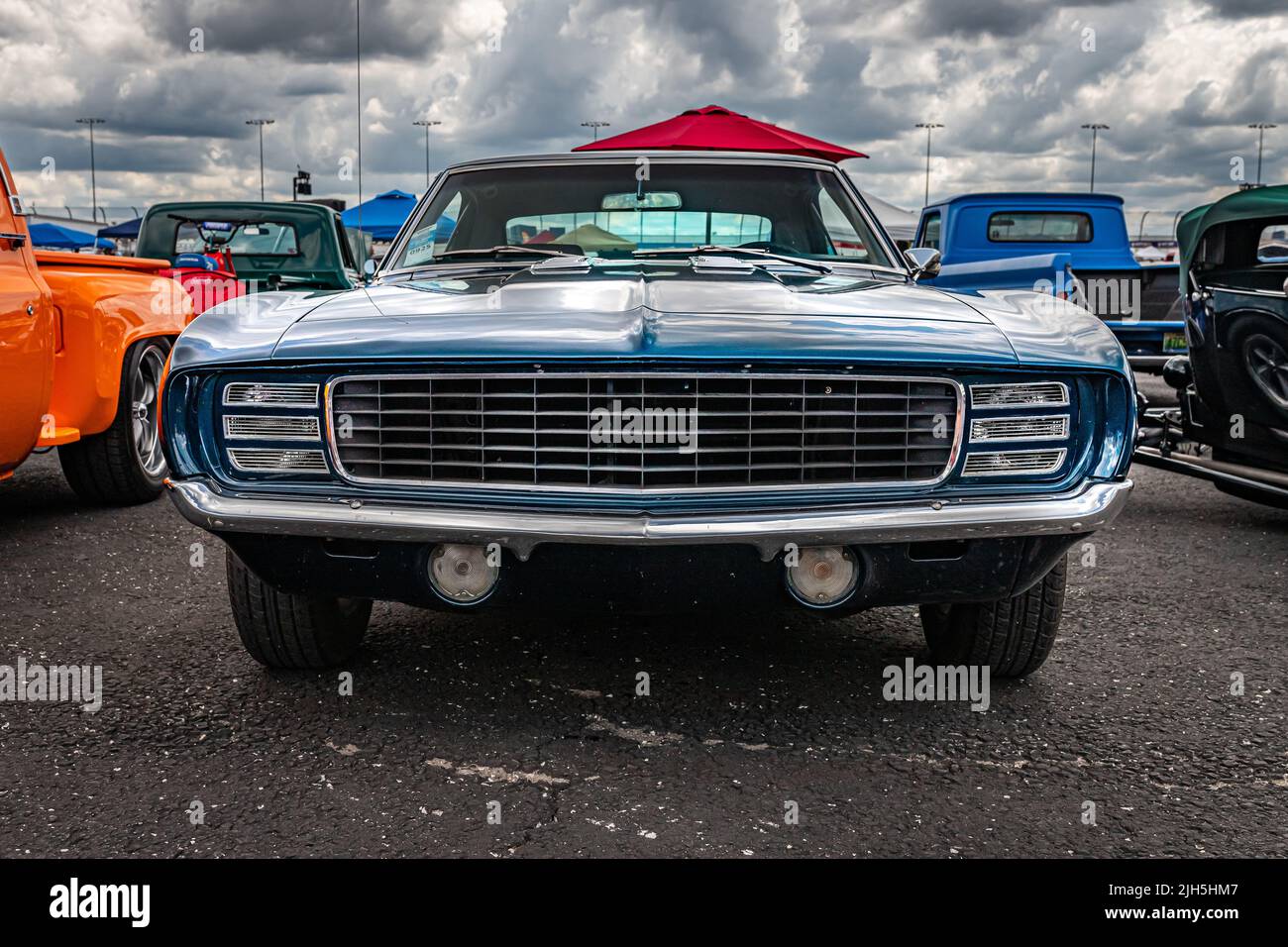 Lebanon, TN - 14 mai 2022 : vue arrière basse d'une Camaro Rally Sport SS 1969 de Chevrolet lors d'un salon automobile local. Banque D'Images