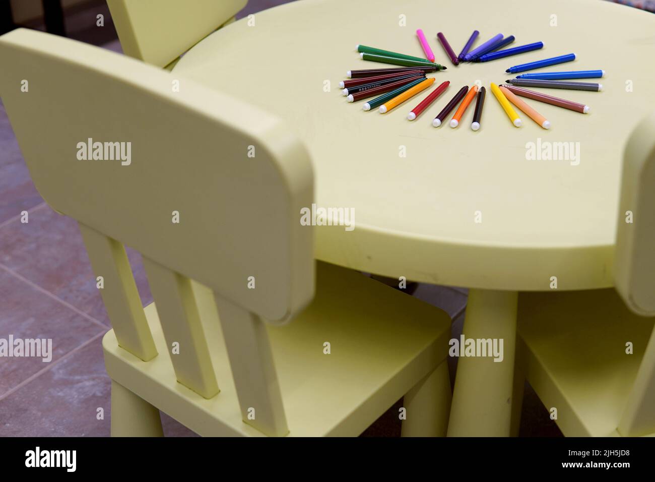 Marqueurs de couleur en forme de cercle sur une table pour enfants Banque D'Images