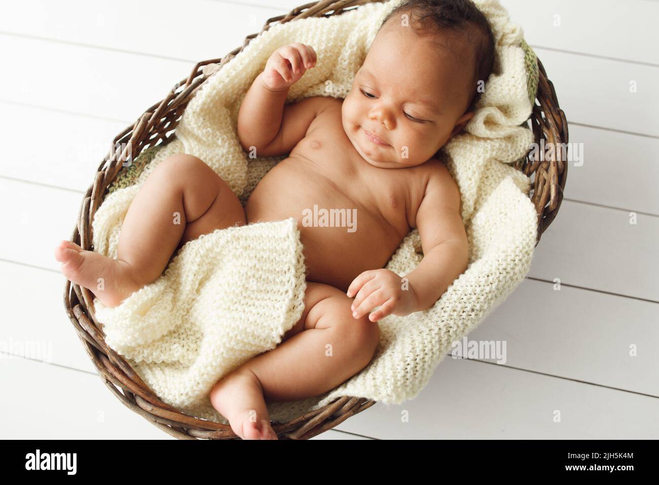 Nouveau-né africain bébé dans un panier en osier, plat Banque D'Images