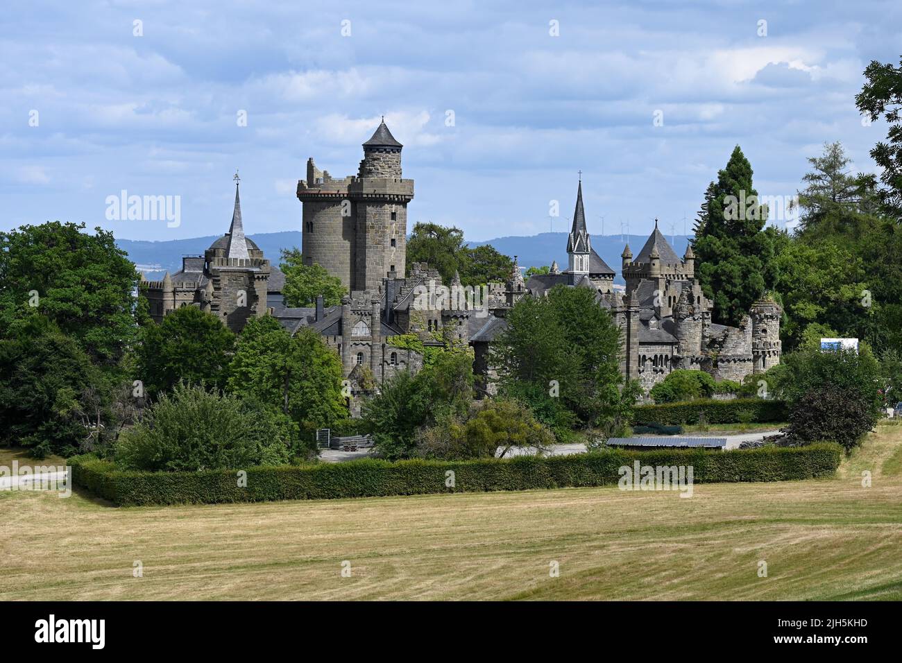 Kassel, Allemagne. 15th juillet 2022. Vue sur Löwenburg. L'État de Hesse a dépensé 30 millions d'euros pour rénover le château, situé dans le Bergpark Wilhelmshöhe, site classé au patrimoine mondial de l'UNESCO. La Landgrave Wilhelm IX a vu le château de Löwenburg construit à la fin du 18th siècle comme un palais de plaisir dans le style d'un château pseudo-médiéval. Credit: Uwe Zucchi/dpa/Alay Live News Banque D'Images