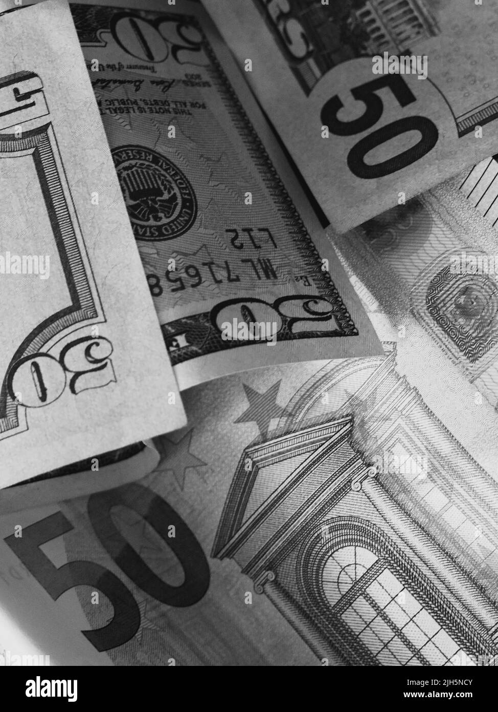 Billets en papier en coupures de 50 dollars et 50 euros, gros plan. Image en noir et blanc. Banque D'Images