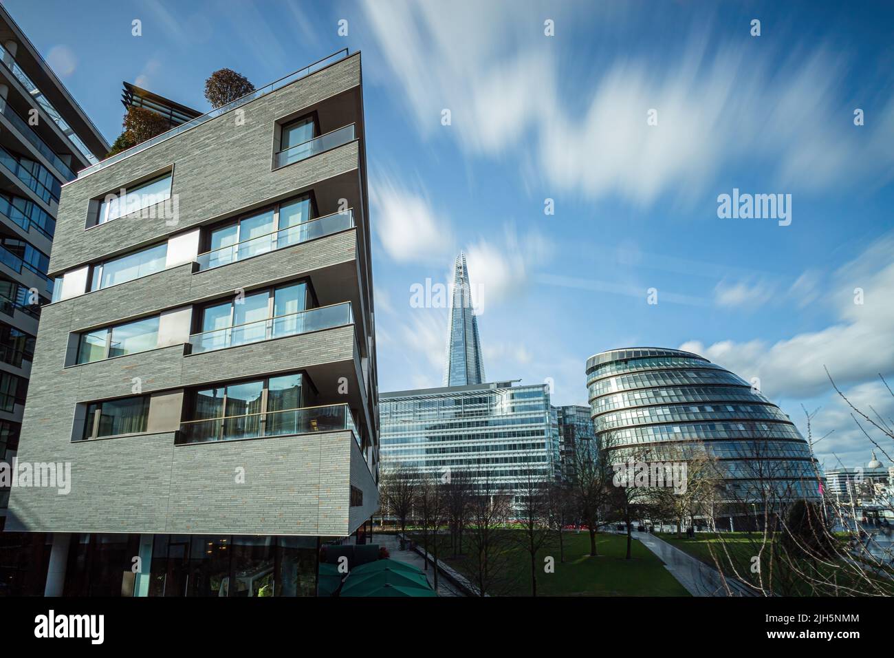 Une image longue exposition de Tower Bridge en direction de l'hôtel de ville avec le Shard en arrière-plan Banque D'Images