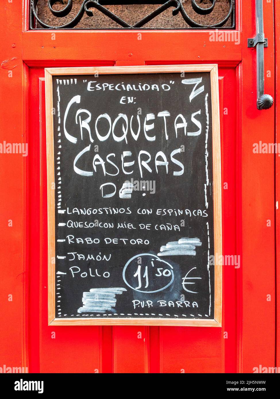 Le menu du tableau noir propose des croquetas maison typiquement espagnols à la porte d'une taverne typique du centre-ville de Madrid. Banque D'Images