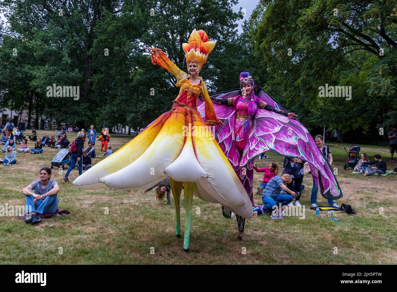 Carnaval de Brême avec des marcheurs à pilotis en costumes colorés, masques et rythmes de samba, Brême, Allemagne, Europe Banque D'Images