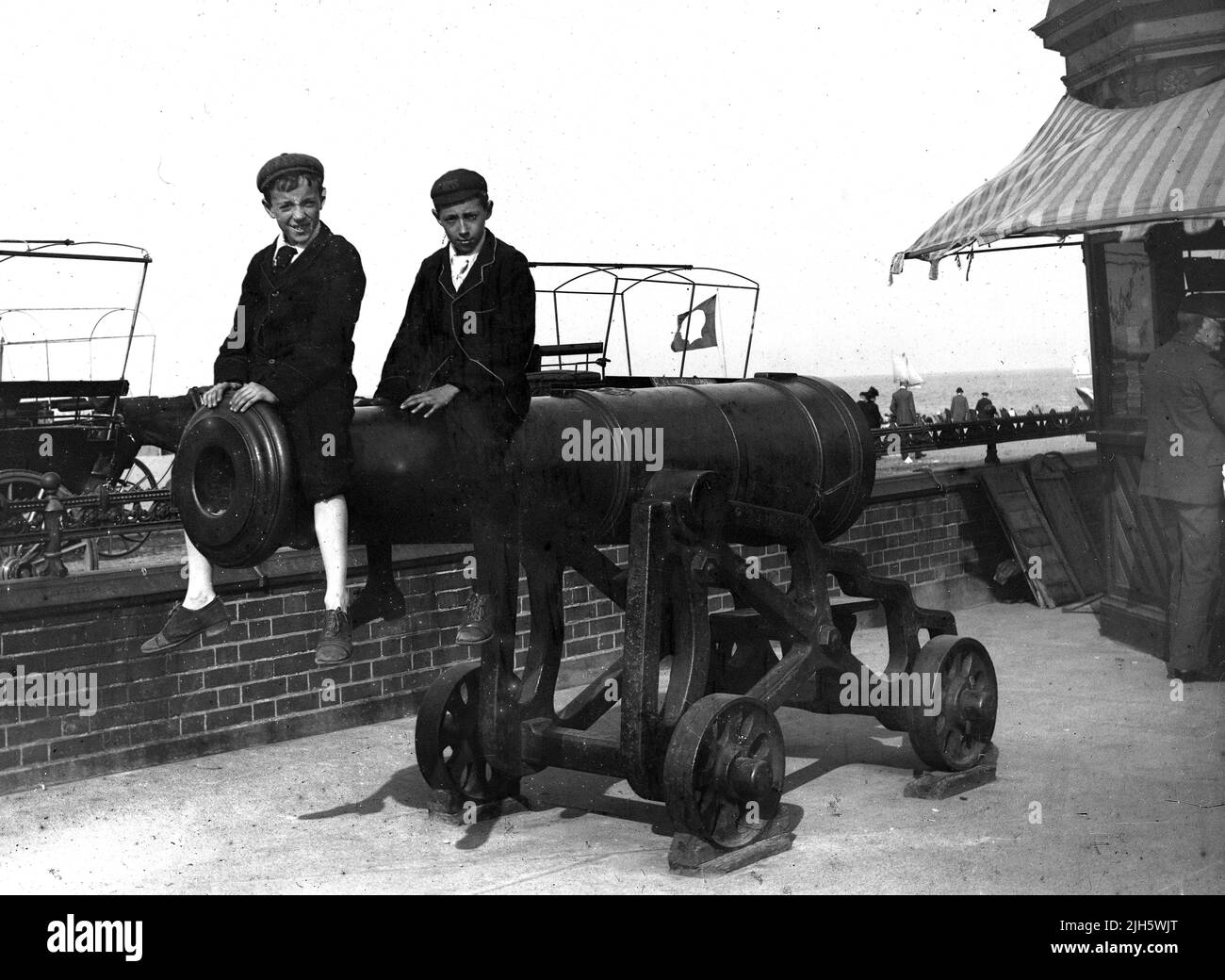 Garçons de l'école victorienne assis sur un canon à Hastings Britain 1905 Banque D'Images
