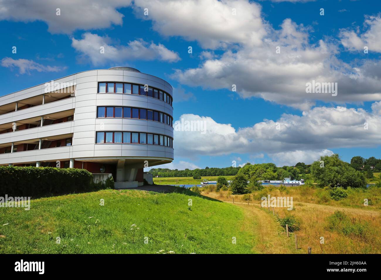 Venlo (Tegelen, watermunt), pays-Bas - 9 juillet. 2022: Belle maison  d'appartement de luxe indépendante au bord de la rivière Maas Photo Stock -  Alamy