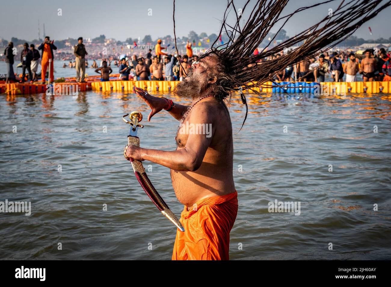 Un homme hindou avec de longues dreadlocks et portant une épée baigne au Triveni Sangam au Kumbh Mela Festival à Allahabad (Prayagraj), en Inde. Banque D'Images
