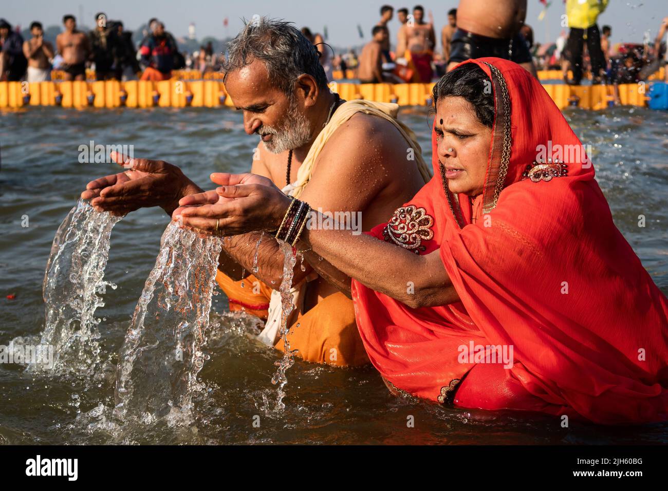 Les adorateurs hindous priant et se baignant dans le fleuve sacré du Gange au lever du soleil au Kumbh Mela Festival à Allahabad (Prayagraj), Uttar Pradesh, Inde. Banque D'Images