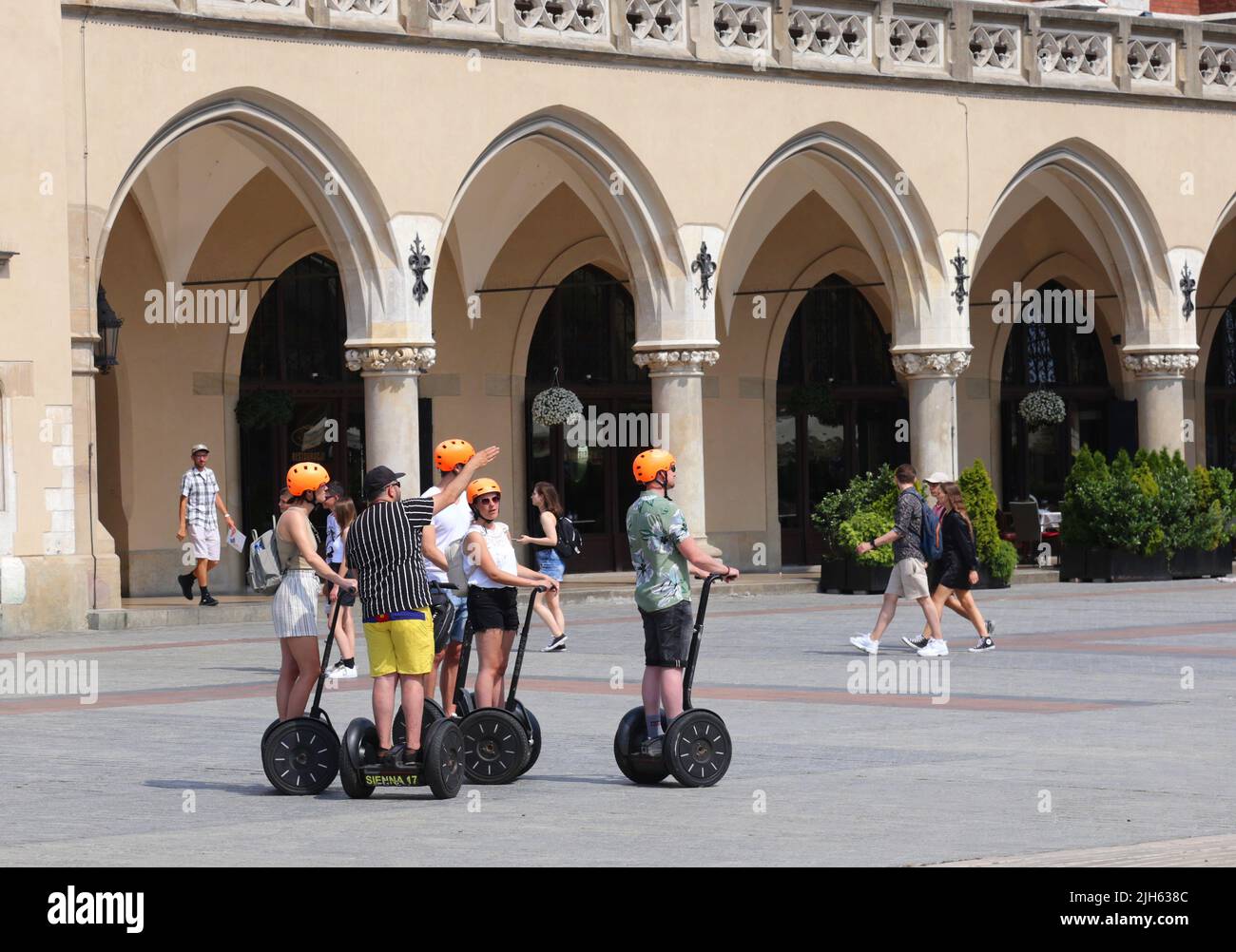 Cracovie. Cracovie. Pologne. Groupe de touristes sur segway avec guide en face de Sukiennice Cloth Hall au milieu de la place du marché principal, au centre du t Banque D'Images