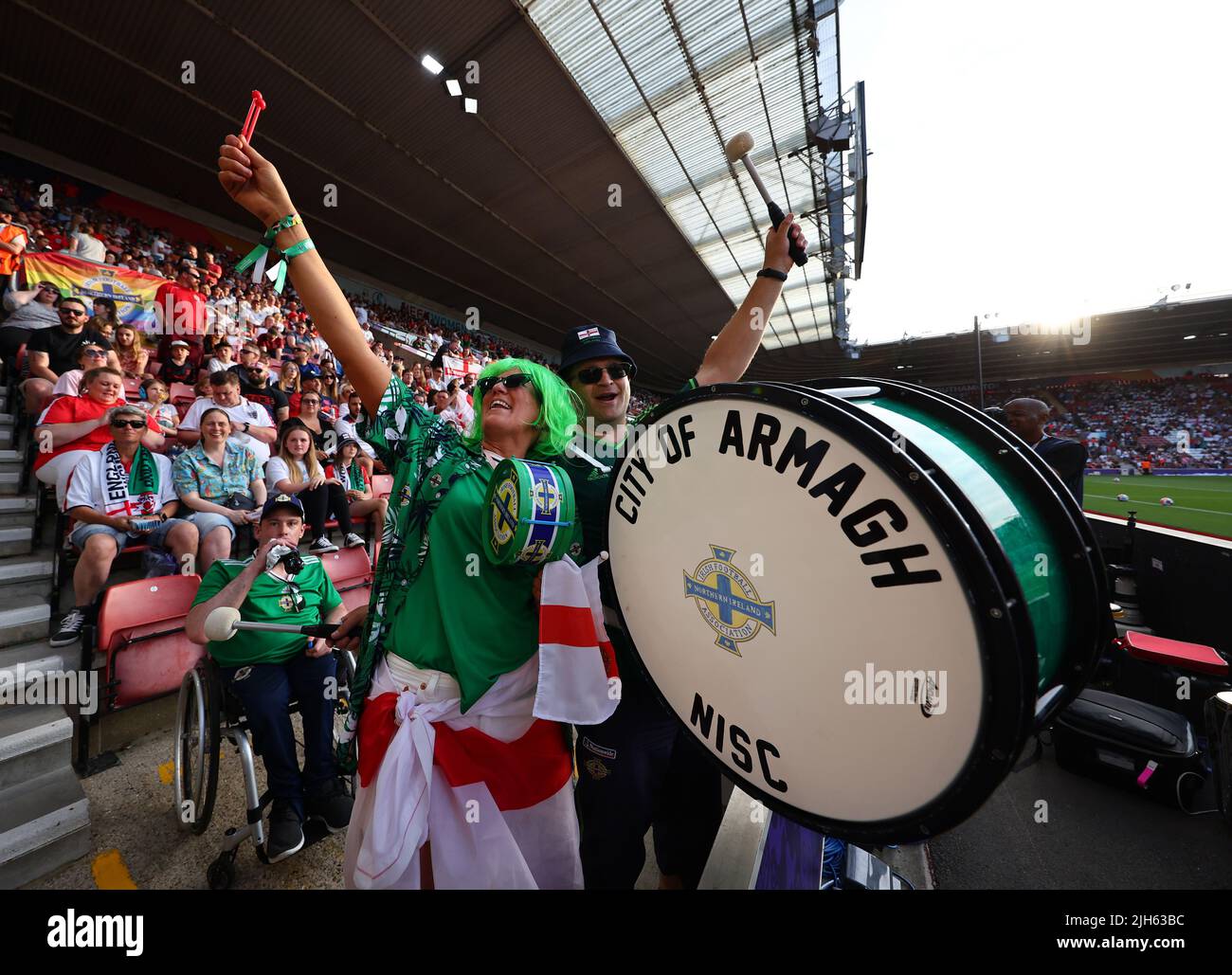 Southampton, Royaume-Uni, 15th juillet 2022. Les fans d'Irlande du Nord avant le match de l'UEFA Women's European Championship 2022 au stade St Mary's, à Southampton. Le crédit photo devrait se lire: David Klein / Sportimage crédit: Sportimage / Alay Live News Banque D'Images