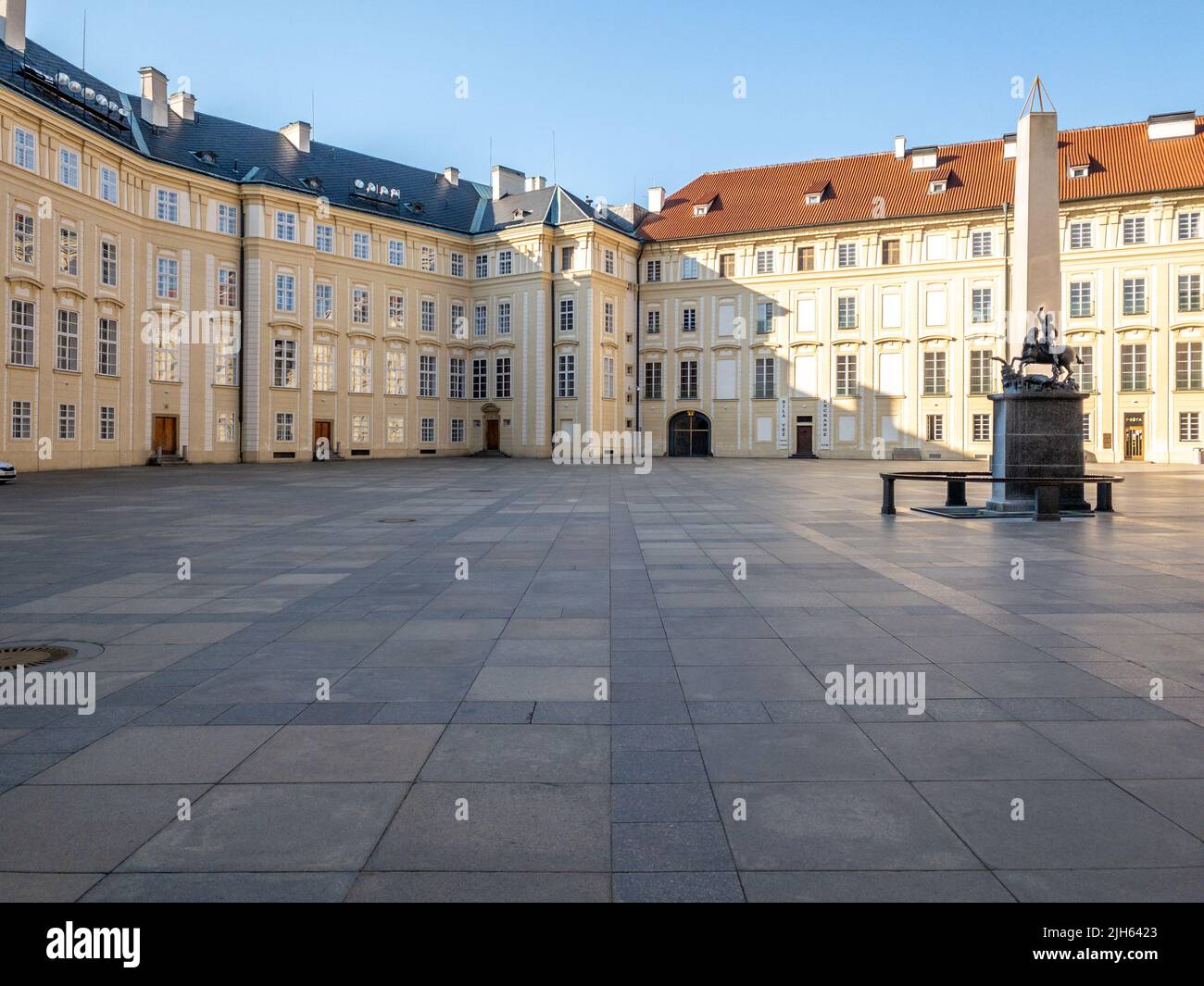Rues étroites, escaliers et palais merveilleux du château de Prague. Une vue unique sans une foule de touristes sur un merveilleux matin de printemps. Château de Prague Banque D'Images