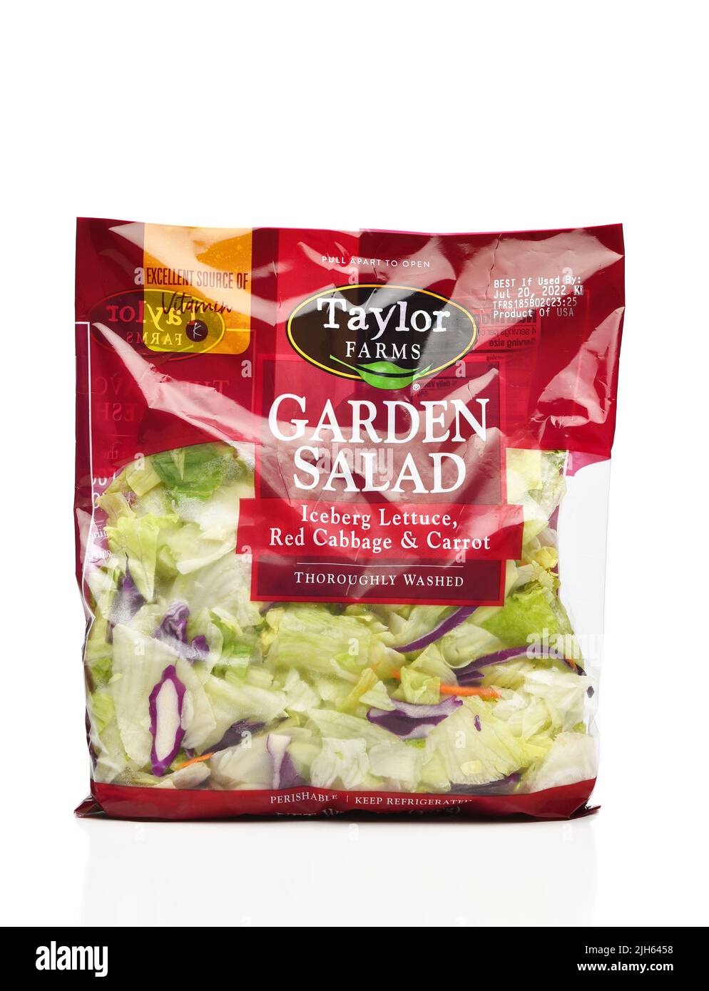 IRVINE, CALIFORNIE - 15 juillet 2022 : un sac de salade Taylor Farms Garden. Banque D'Images