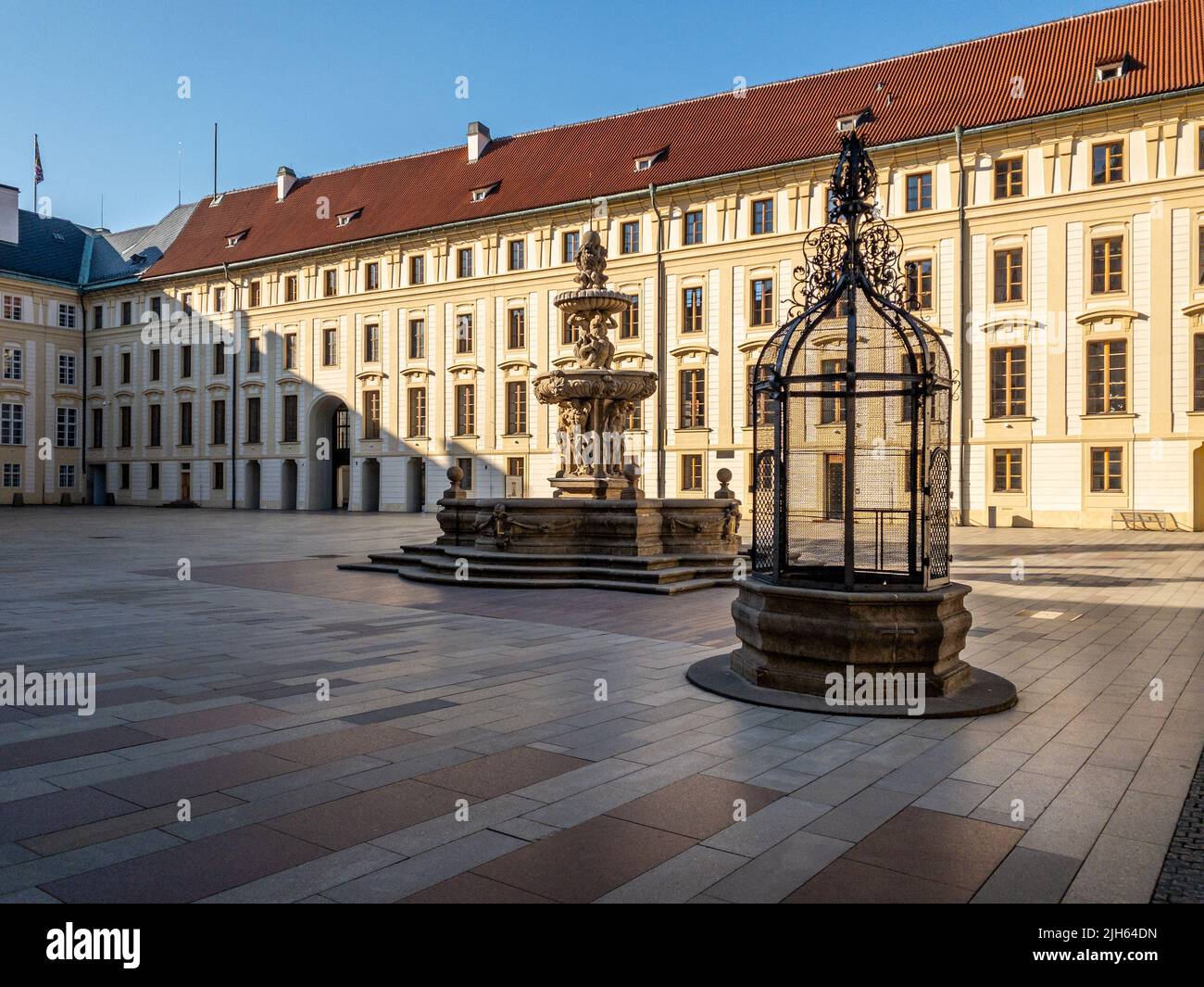 Rues étroites, escaliers et palais merveilleux du château de Prague. Une vue unique sans une foule de touristes sur un merveilleux matin de printemps. Château de Prague Banque D'Images