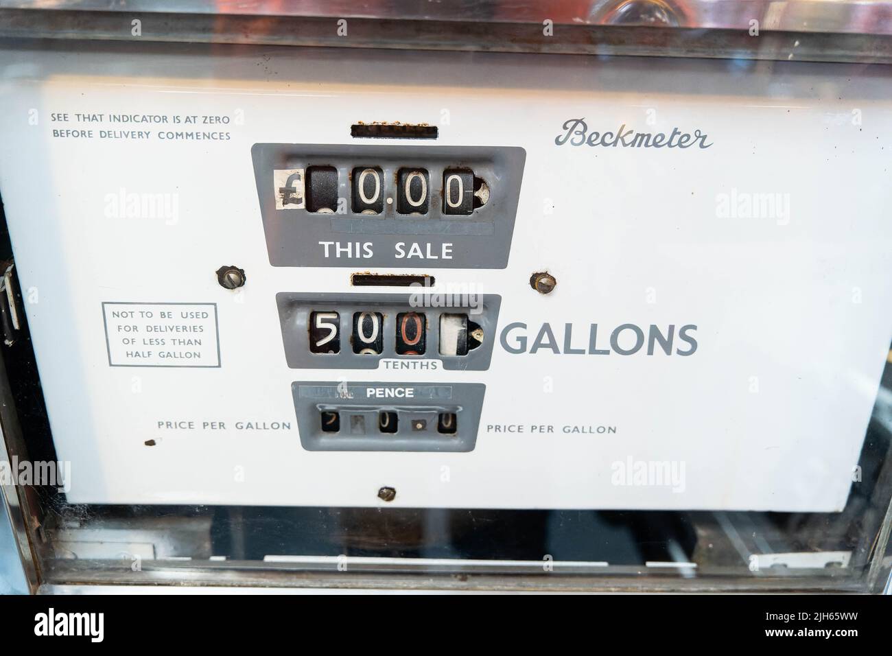 Affichage vintage de la pompe à essence Beckmeter montrant des gallons et des mécanismes de prix Banque D'Images