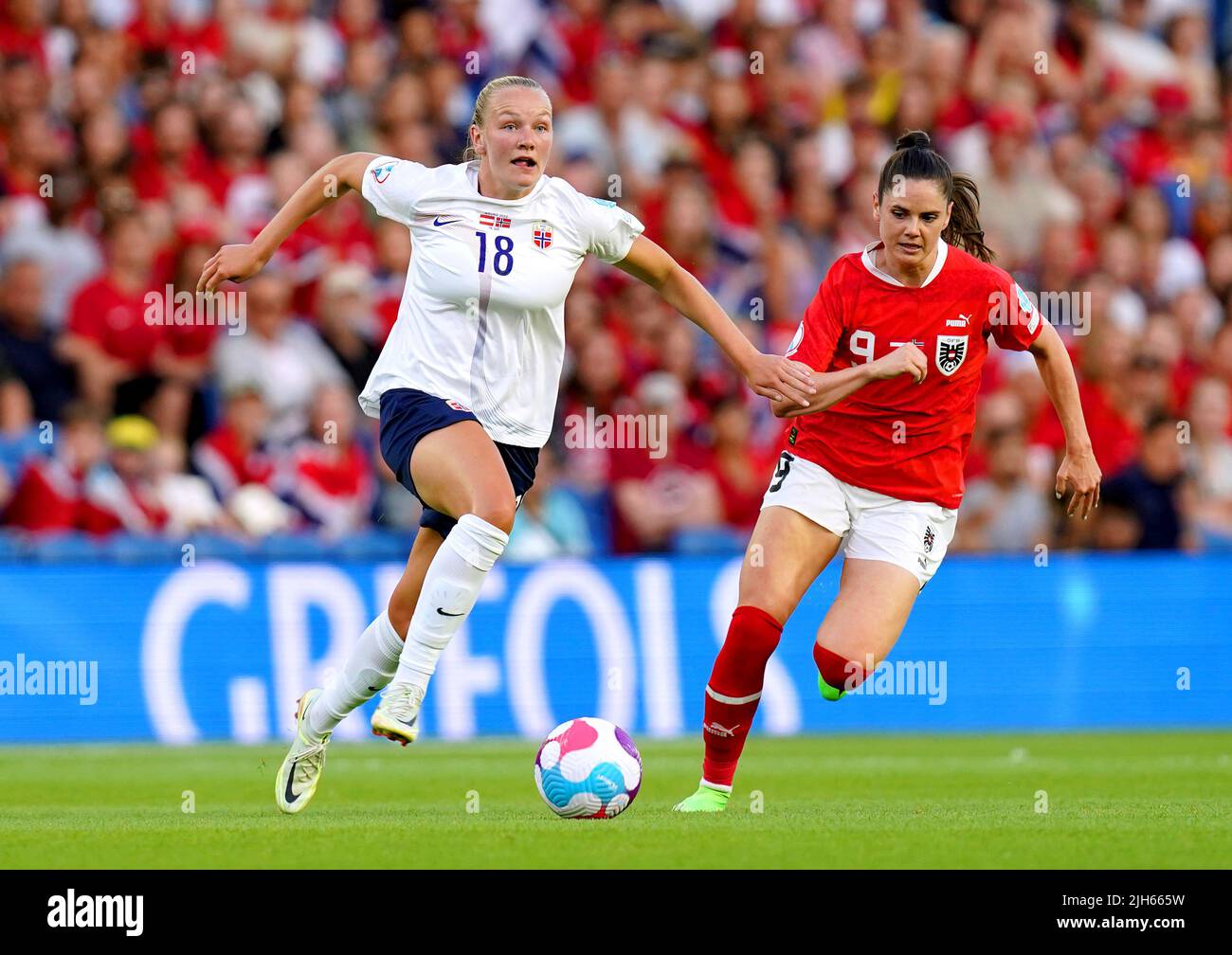 Frida Maanum (à gauche), en Norvège, et Sarah Zadrazil, en Autriche, se battent pour le ballon lors du match du groupe A de l'UEFA Women's Euro 2022 au stade communautaire Brighton & Hove. Date de la photo: Vendredi 15 juillet 2022. Banque D'Images