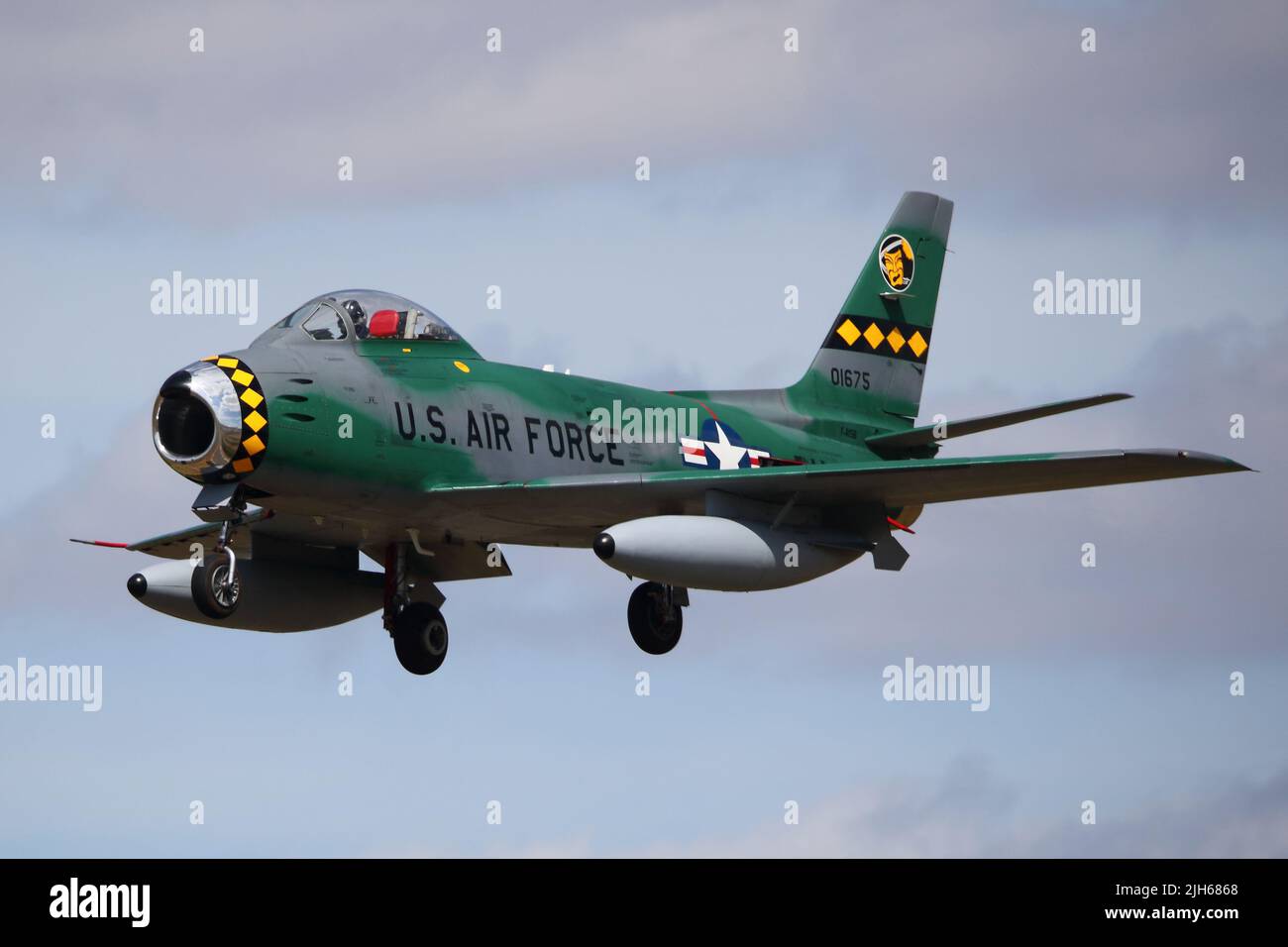 Fairford, Royaume-Uni, le 14th juillet 2022, un chasseur de sabre américain F86A de la US Air Force en livrée spéciale arrive pour le RIAT Royal International Air Tattoo, qui aura lieu du vendredi 15th au dimanche 17th juillet. Banque D'Images