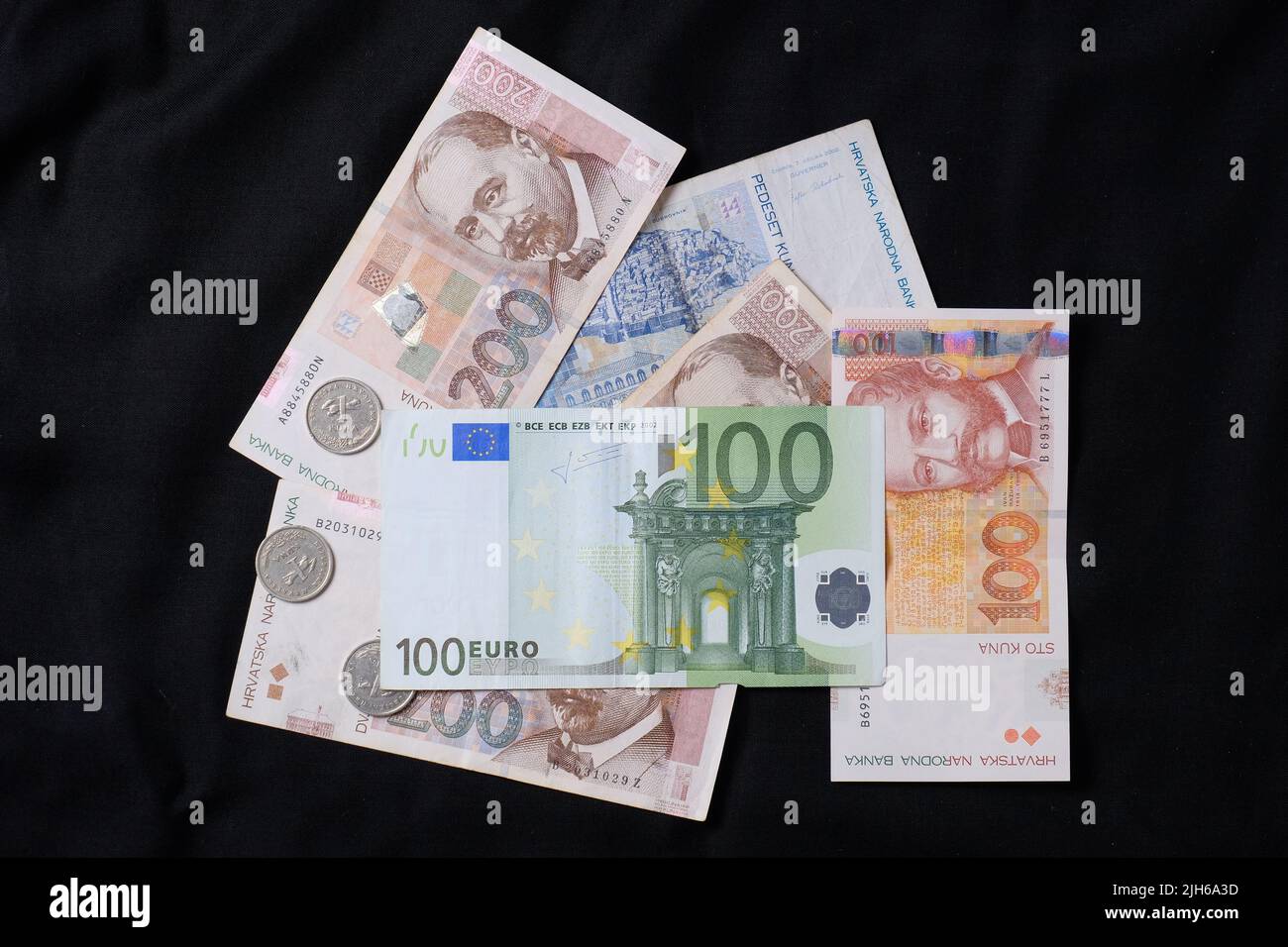 Photo prise sur 15 juillet 2022. Illustration de la conversion de kuna et de l'euro, à Zagreb, en Croatie. Le Conseil de l'Union européenne a adopté la décision relative à l'adoption par la Croatie de l'euro le 1 janvier 2023, Modifications du règlement selon lequel la Croatie devient membre à 20th de la zone euro et du règlement déterminant un taux de conversion fixe entre l'euro et le kuna à: 7,53450 kuna par 1 euros. Photo: Tomislav Miletic/PIXSELL Banque D'Images