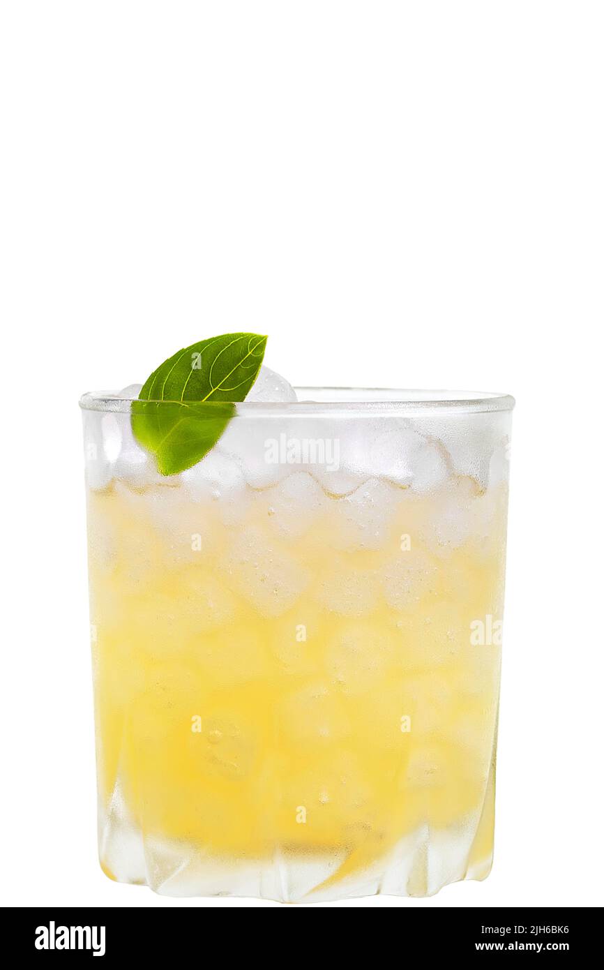 Cocktail, Gin Basel Smash sur fond blanc, Bavière, Allemagne Banque D'Images