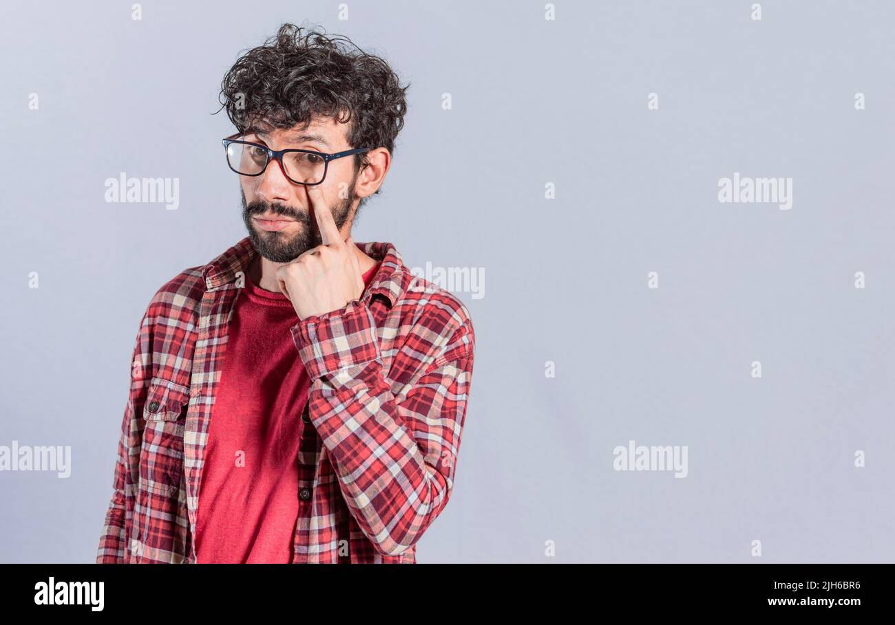 Personne distrayante qui vous observe, homme avec les yeux sur vous, homme métrayant avec le doigt dans les yeux, homme métrayant qui me regarde Banque D'Images