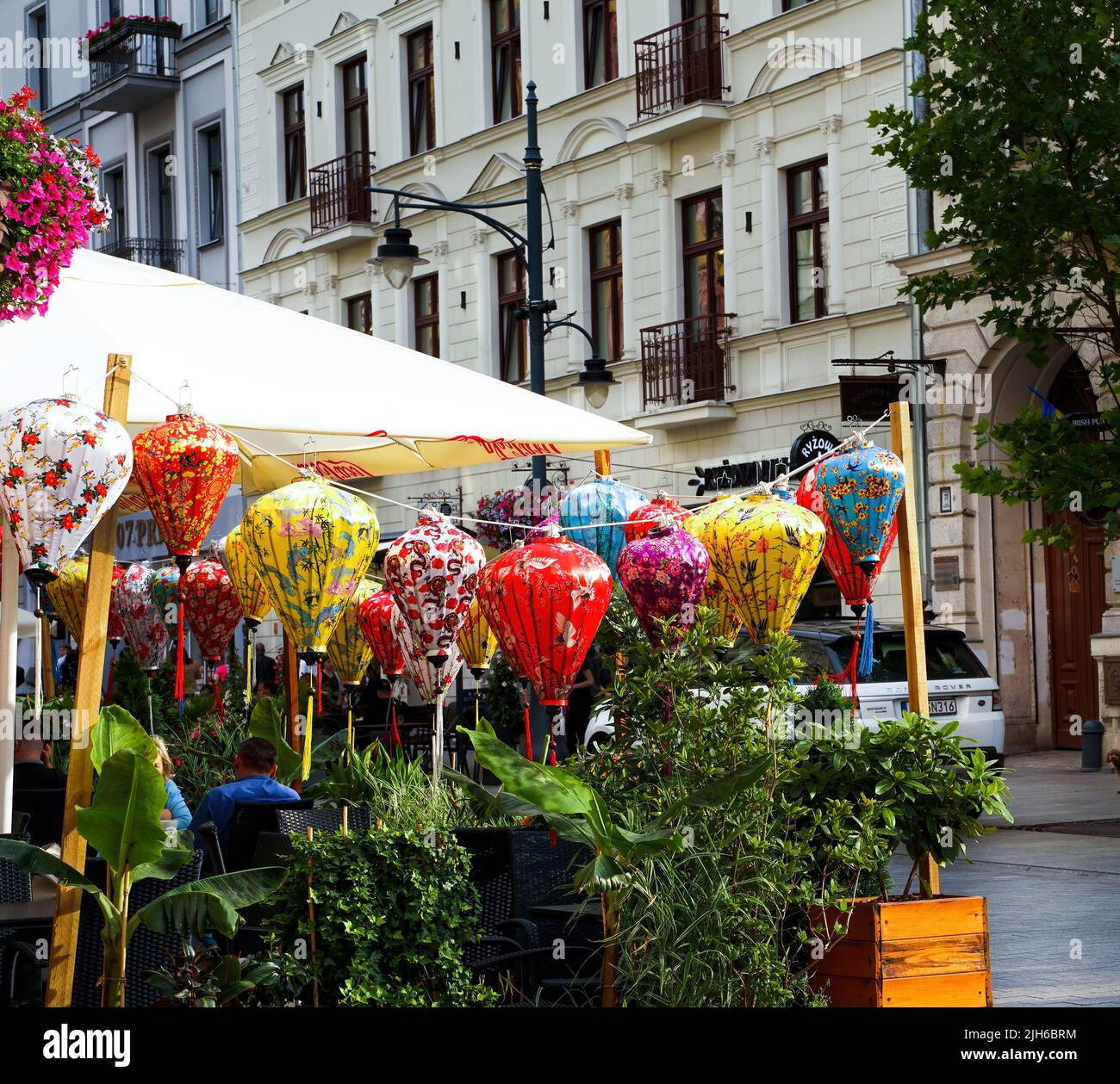 Lodz, Pologne - 08 juillet 2022: Restaurant asiatique oriental décoré avec un ballon d'air dans la rue piotrkowska au centre-ville Banque D'Images