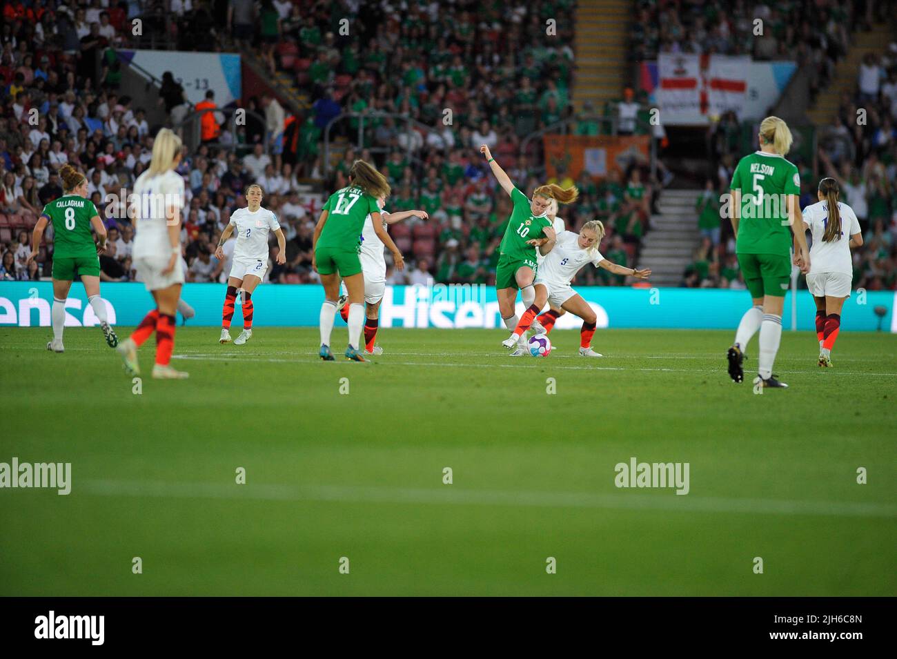 Southampton, Royaume-Uni. 15th juillet 2022. Southampton, Angleterre, 15 juillet 2022 : l'Angleterre et l'Irlande du Nord se battent pour le ballon lors du match de football européen 2022 des femmes de l'UEFA entre l'Angleterre et l'Irlande du Nord à St Marys à Southampton, en Angleterre. (Karl W Newton /SPP) crédit: SPP Sport presse photo. /Alamy Live News Banque D'Images