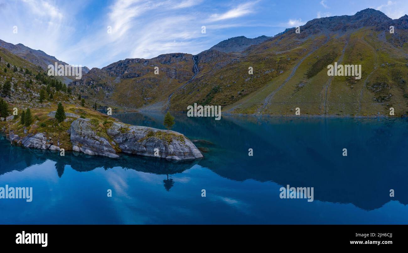 Vue aérienne d'un rocher avec arbre au Lac de Cleuson dans le canton du Valais, Suisse Banque D'Images