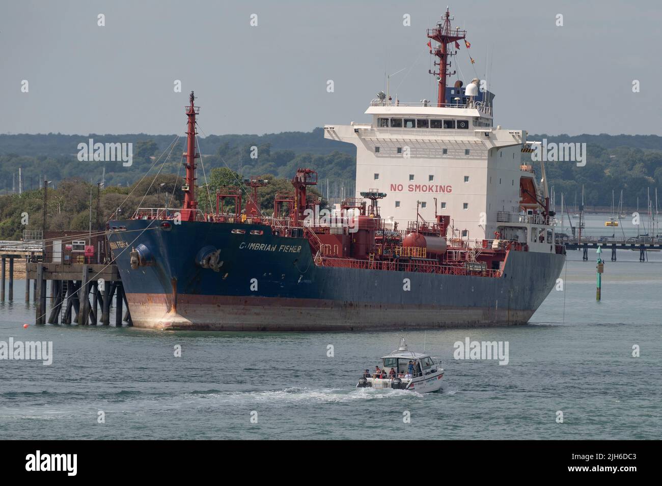 Gosport, Hampshire, Angleterre, Royaume-Uni. 2022. Navire-citerne déchargeant des marchandises sur le site de stockage en vrac maritime de Gosport, dans le port de Portsmouth, au Royaume-Uni Banque D'Images