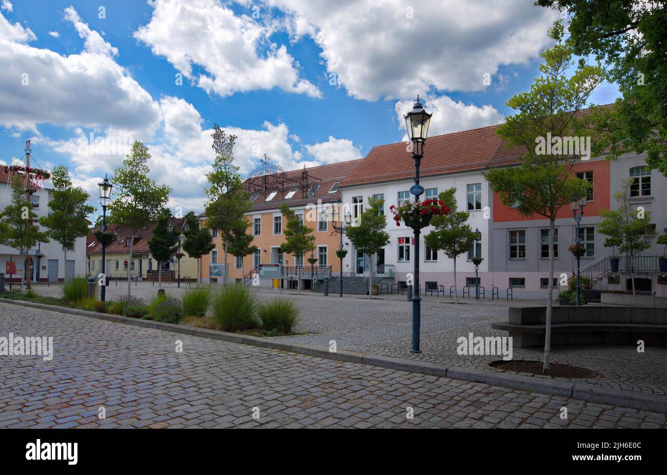 Place du marché avec hôtel de ville et office de tourisme à Teltow, district de Potsdam-Mittelmark, état de Brandebourg, Allemagne Banque D'Images