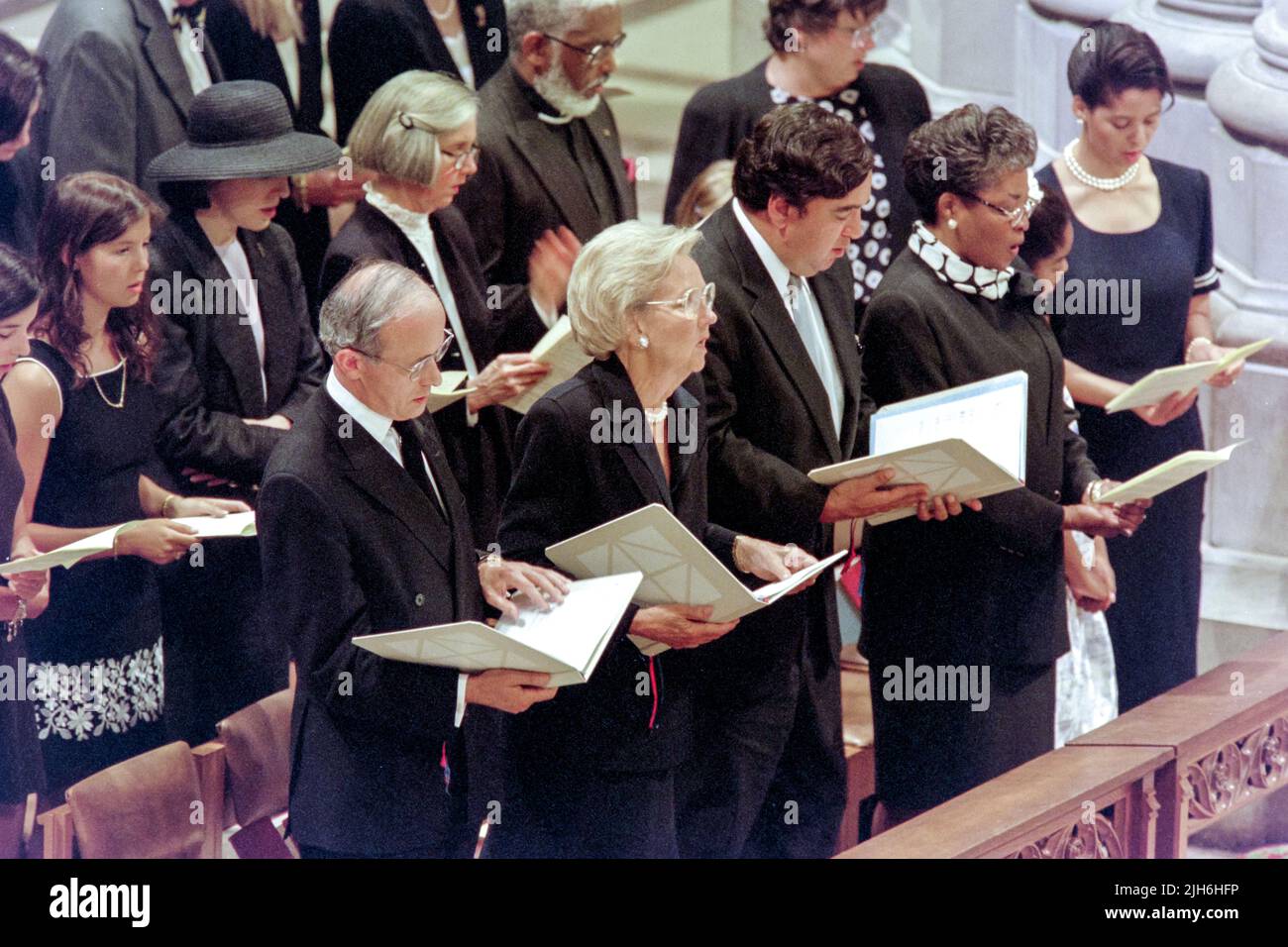 Sir John Kerr, ambassadeur britannique aux États-Unis, à gauche, se joint à d'autres invités pour chanter un hymne lors d'un service de prière et de commémoration à Diana, la princesse de Galles, à l'occasion de sa mort à la cathédrale nationale de Washington, 6 septembre 1997, à Washington, D.C., à côté de Kerr, sont présidentes du Washington Post Katharine Graham et ambassadrice des États-Unis aux Nations Unies Bill Richardson. Banque D'Images
