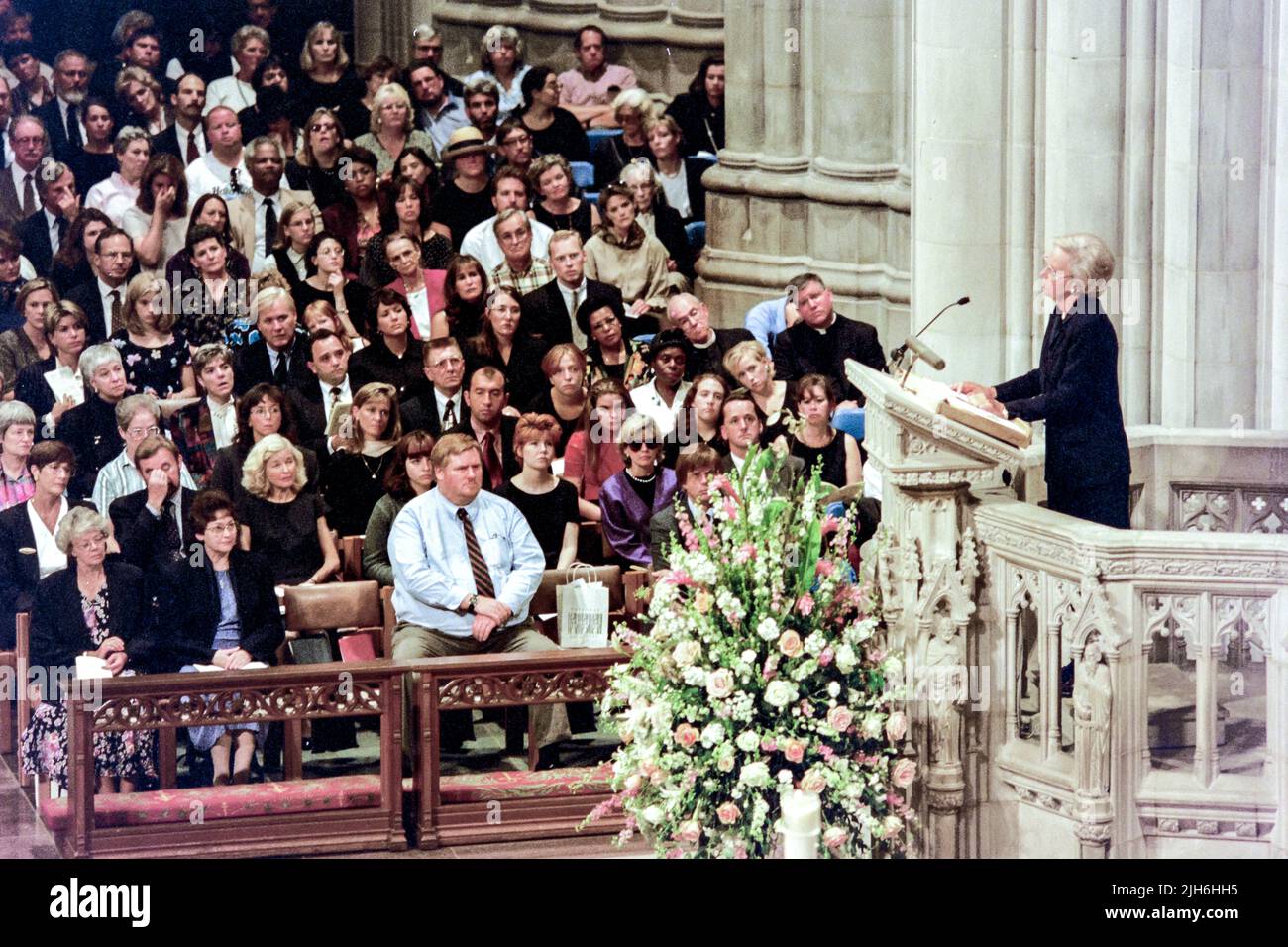 Katharine Graham, présidente du Washington Post, rend hommage à Diana, la princesse de Galles, lors d'un service de prière et de commémoration à l'occasion de sa mort à la cathédrale nationale de Washington, 6 septembre 1997, à Washington Banque D'Images