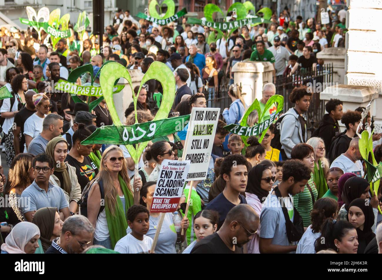 NORH KENSINGTON, LONDRES, ANGLETERRE- 14 juin 2022 : personnes à la marche silencieuse Grenfell marquant le 5 ans de feu Banque D'Images