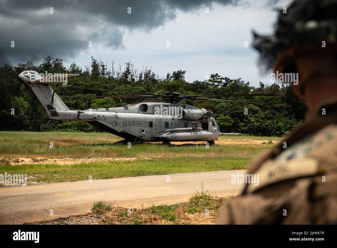 Les Marines des États-Unis avec 3D Bataillon, 3D Marines, 3D Marine Division chargent sur un hélicoptère CH-53E Super Stallion lors d'un exercice d'intervention rapide à Camp Hansen, Okinawa, Japon, 12 juillet 2022. Les exercices de routine à courte durée de vie permettent de garantir que les Marines de MEF III restent prêtes à déployer et à maintenir rapidement la sécurité régionale dans l'Indo-Pacifique. 3/3 est déployé dans l'Indo-Pacifique sous 4th Marines dans le cadre du Programme de déploiement de l'unité. (É.-U. Photo du corps marin par Cpl. Ujian Gosun) Banque D'Images