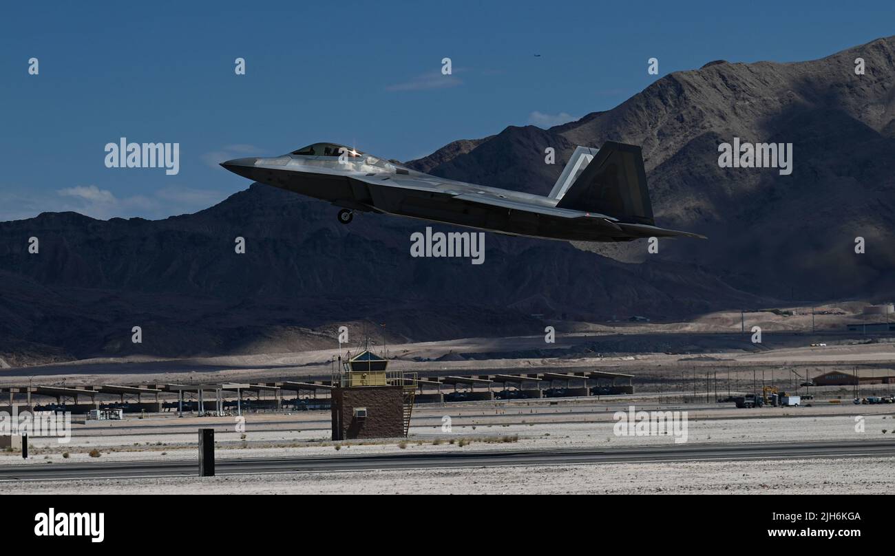 Un F-22 Raptor de la 1st Fighter Wing Wing départ à la base aérienne de Nellis, Nevada, 12 juillet 2022. Le F-22s ayant pour fonctions principales la domination aérienne et un chasseur multirôle, ainsi que ses capacités de vitesse et de furtivité, le F-22 reste le meilleur chasseur de domination aérienne au monde. (É.-U. Photo de la Force aérienne par le premier Airman Chloe Shanes) Banque D'Images