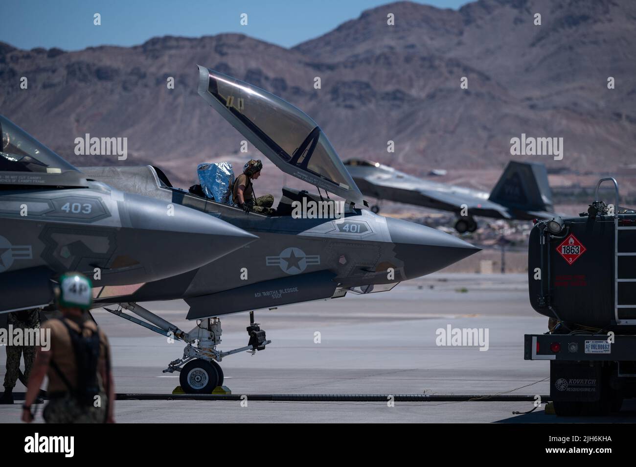 Un marin de la marine américaine affecté au Strike Fighter Squadron 147, de la base aérienne navale de Lemoore, en Californie, effectue des vérifications préalables au vol sur un F-35C Lightning II à titre d'autre aéronef pendant le Red Flag-Nellis 22-3, à la base aérienne de Nellis, au Nevada, au 12 juillet 2022. Les participants qui effectuent des missions de formation au cours de Red Flag-Nellis 22-3 sont en mesure de tester et de perfectionner le concept d'exploitation agile de l'emploi de combat pour savoir comment les forces de combat américaines se battront dans un environnement moderne et contesté. (É.-U. Photo de la Force aérienne par Airman classe 1st lames Josey) Banque D'Images