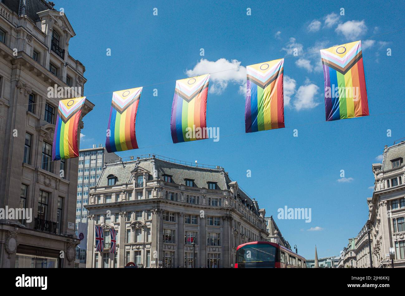 Les drapeaux Pride Intersex-inclusive pendent à Regents Street, centre de Londres, été 2022, Angleterre, Royaume-Uni. Banque D'Images