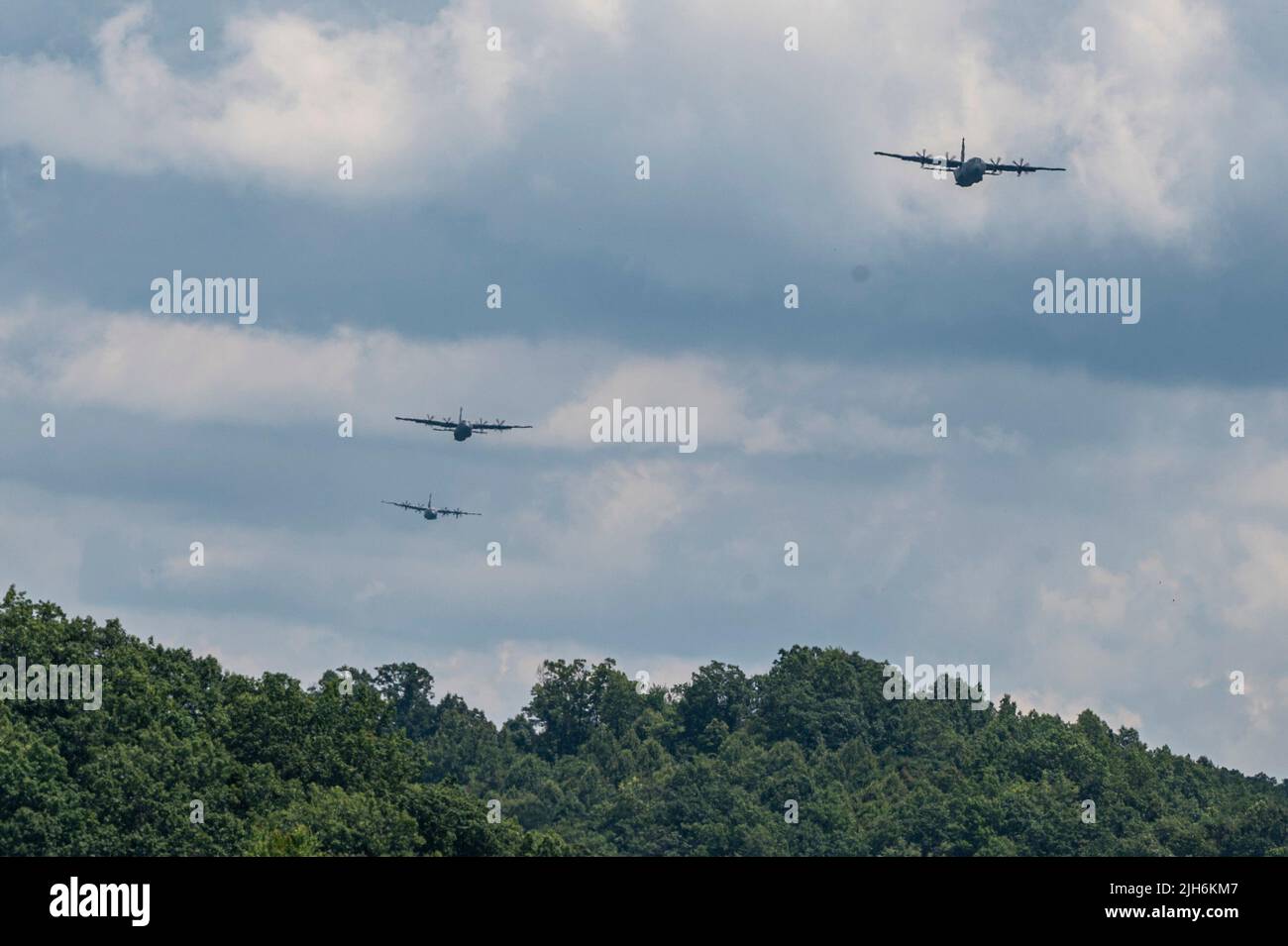 Une formation de trois Super Hercules C-130J-30 se prépare à laisser des cargaisons simulées dans la zone de débarquement et de débarquement de Camp Branch Logan, Virginie-Occidentale, 14 juillet 2022. Les aviateurs de la fonction de transport aérien de 130th ont récupéré les charges d'entraînement après l'entraînement à la livraison de l'air. La livraison d'air est l'une des nombreuses compétences les unités de la Garde nationale d'Air qui pilotent le Super Hercules doivent rester à jour pour maintenir la disponibilité à la mobilité. (É.-U. Photo de la Garde nationale aérienne par le Sgt. De-Juan Haley) Banque D'Images