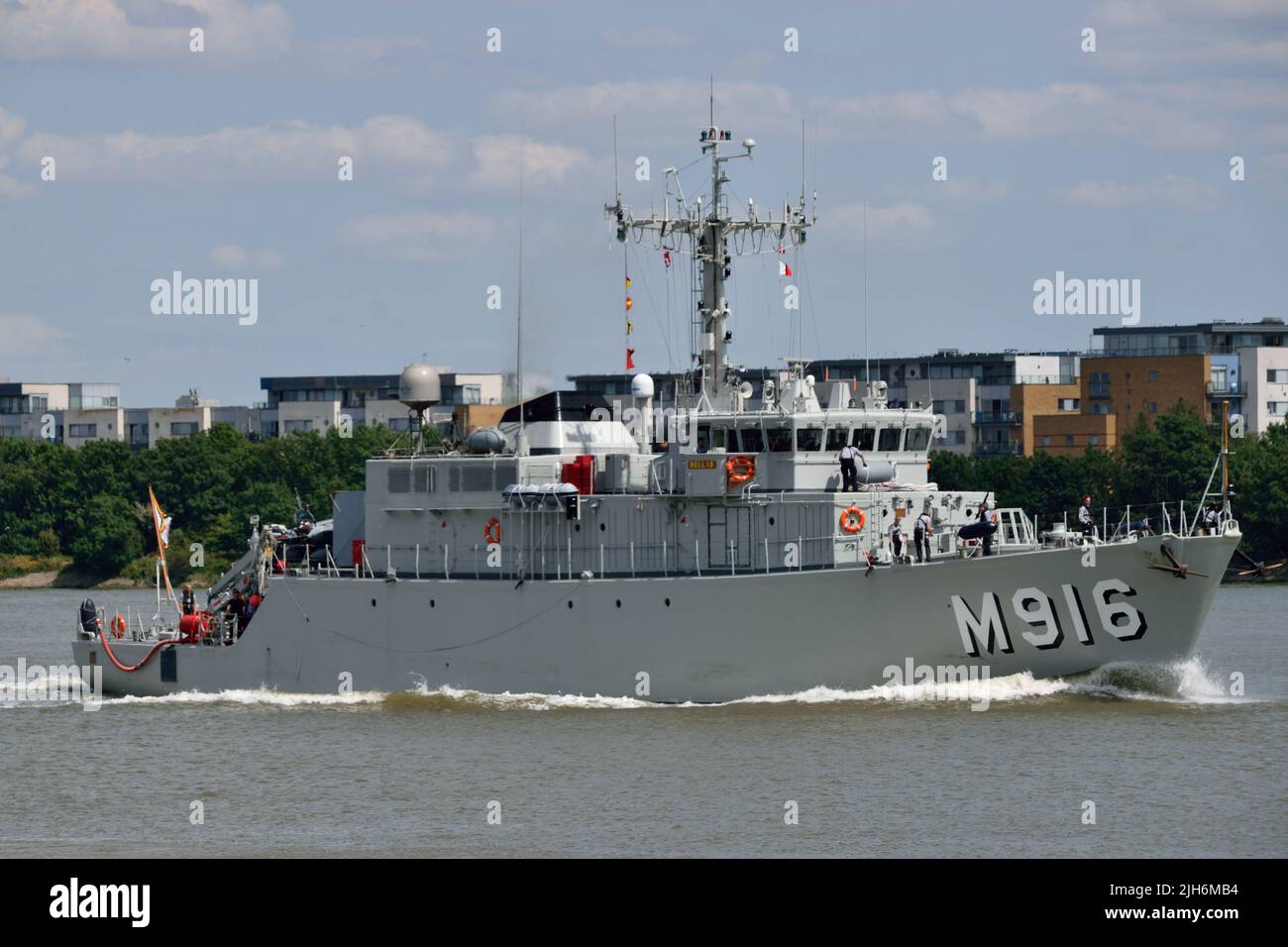 Le Minesweeper de la Marine belge BNS Bellis M916 arrive sur la Tamise à Londres Banque D'Images