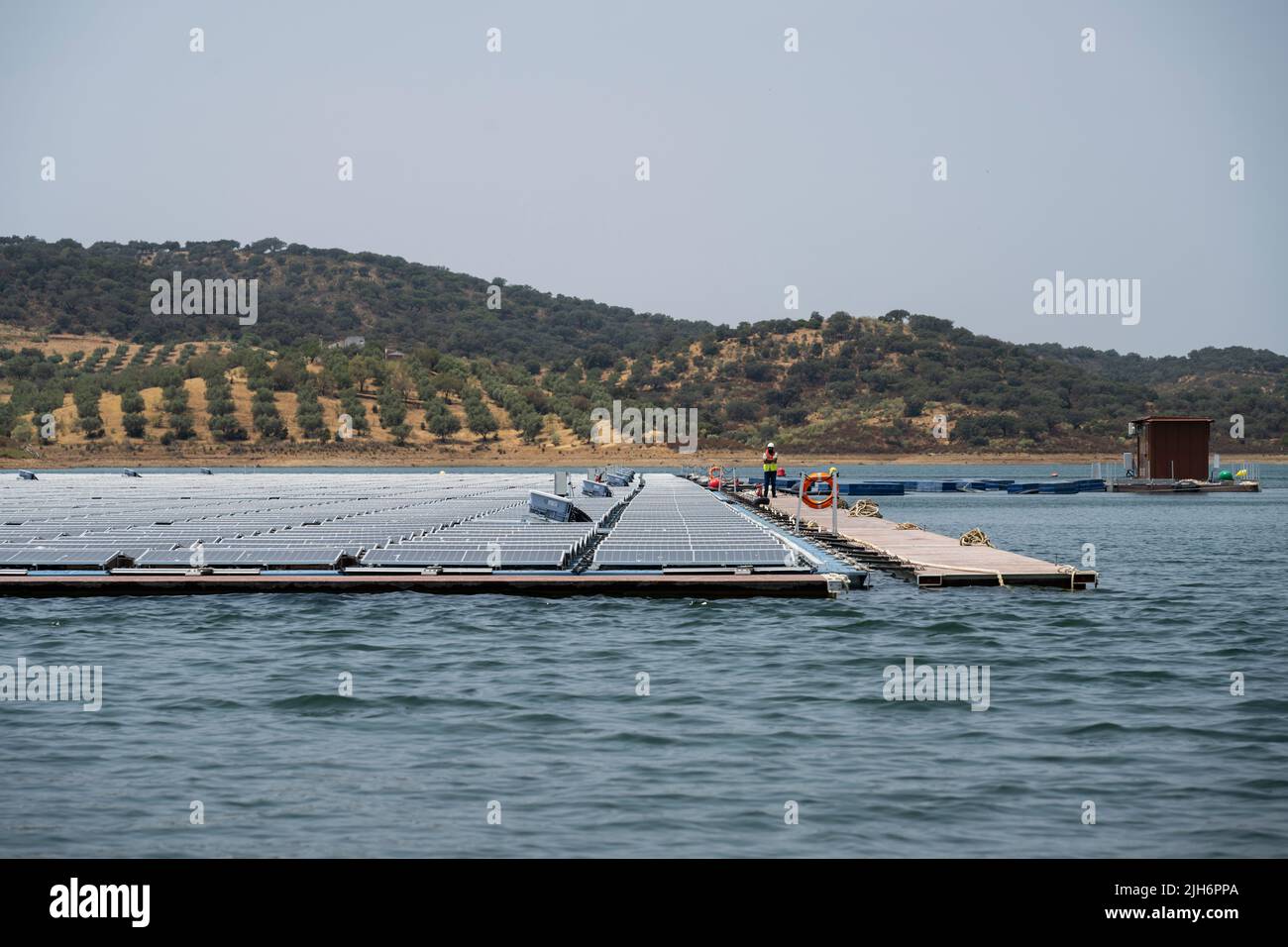 Vue sur les panneaux photovoltaïques de la centrale solaire flottante d'Alqueva. Inaugurée le 15th juillet, cette usine est prête à fournir de l'énergie à plus de 30 % de la population des régions de Moura et de Portel, dans le sud du Portugal. Avec près de 12 000 panneaux photovoltaïques occupant 4 hectares, la centrale solaire flottante est située au barrage d'Alqueva et possède une puissance installée de 5 MW et une capacité de production d'environ 7,5 GWh par an. La centrale est la plus grande en Europe à un réservoir. (Photo par Hugo Amaral/SOPA Images/Sipa USA) Banque D'Images