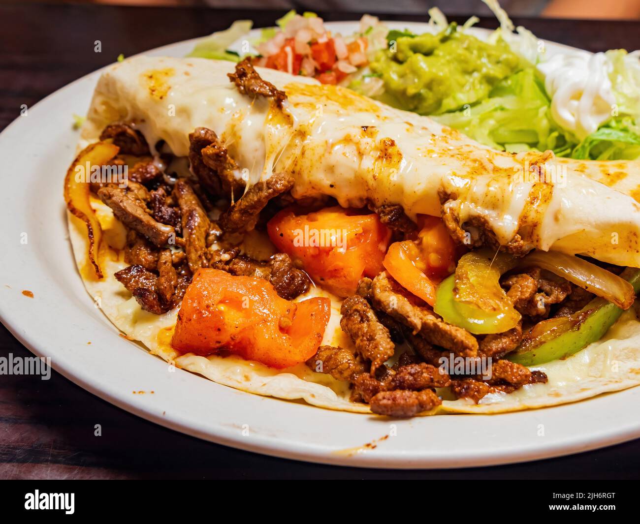 Gros plan de tacos de bœuf de style mexicain avec salade au Colorado Banque D'Images