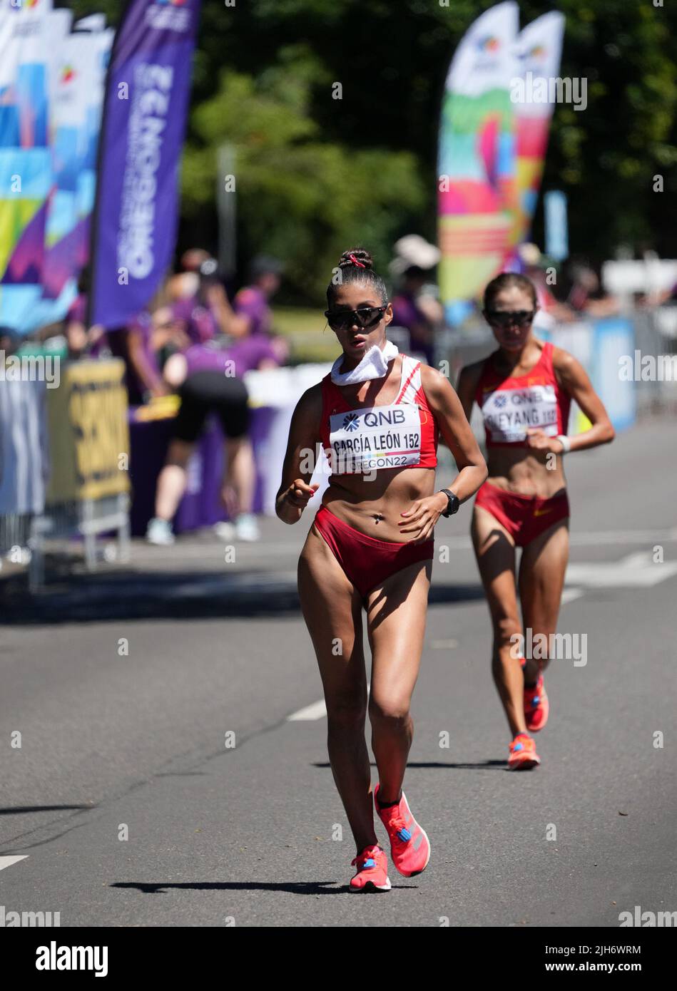 Eugene, États-Unis. 15th juillet 2022. Kimberly Garcia Leon (L), du Pérou, est en compétition avec Qieyang Shijie, de Chine, lors de la finale de la course féminine 20km aux Championnats du monde d'athlétisme Oregon22 à Eugene, Oregon, États-Unis, 15 juillet 2022. Crédit : Wang Ying/Xinhua/Alay Live News Banque D'Images