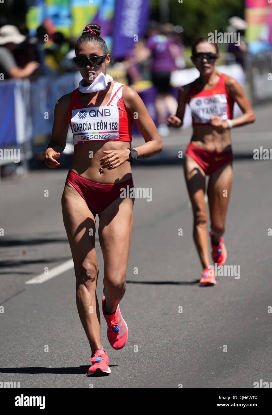 Eugene, États-Unis. 15th juillet 2022. Kimberly Garcia Leon (L), du Pérou, est en compétition avec Qieyang Shijie, de Chine, lors de la finale de la course féminine 20km aux Championnats du monde d'athlétisme Oregon22 à Eugene, Oregon, États-Unis, 15 juillet 2022. Crédit : Wang Ying/Xinhua/Alay Live News Banque D'Images