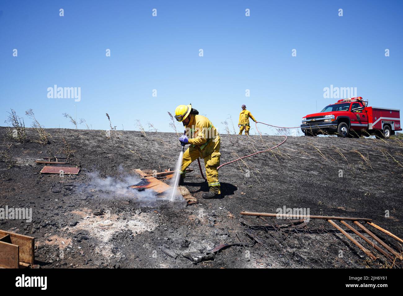 Richmond, États-Unis. 15th juillet 2022. Un pompier utilise de l'eau pour éteindre le feu de broussailles à Richmond. Les pompiers répondent à un incendie de brosse à Richmond, le feu de brosse a commencé vers 1 h 22 et a été contenu par 2 h. la cause de l'incendie est la combustion ouverte de déchets dans la région. Crédit : SOPA Images Limited/Alamy Live News Banque D'Images