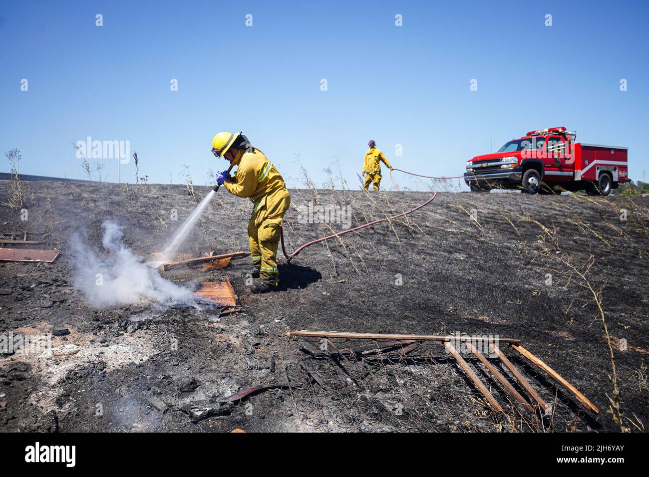 Richmond, États-Unis. 15th juillet 2022. Un pompier utilise de l'eau pour éteindre le feu de broussailles à Richmond. Les pompiers répondent à un incendie de brosse à Richmond, le feu de brosse a commencé vers 1 h 22 et a été contenu par 2 h. la cause de l'incendie est la combustion ouverte de déchets dans la région. (Photo de Michael Ho Wai Lee/SOPA Images/Sipa USA) crédit: SIPA USA/Alay Live News Banque D'Images