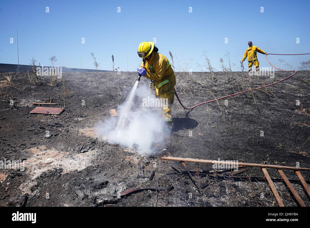 Richmond, États-Unis. 15th juillet 2022. Un pompier utilise de l'eau pour éteindre le feu de broussailles à Richmond. Les pompiers répondent à un incendie de brosse à Richmond, le feu de brosse a commencé vers 1 h 22 et a été contenu par 2 h. la cause de l'incendie est la combustion ouverte de déchets dans la région. (Photo de Michael Ho Wai Lee/SOPA Images/Sipa USA) crédit: SIPA USA/Alay Live News Banque D'Images