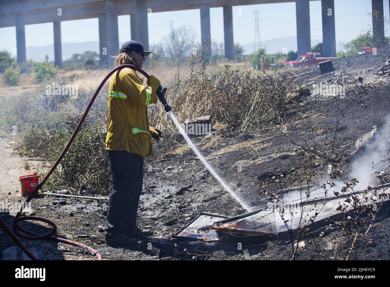Richmond, États-Unis. 15th juillet 2022. Un pompier utilise de l'eau pour éteindre le feu de broussailles à Richmond. Les pompiers répondent à un incendie de brosse à Richmond, le feu de brosse a commencé vers 1 h 22 et a été contenu par 2 h. la cause de l'incendie est la combustion ouverte de déchets dans la région. (Photo de Michael Ho Wai Lee/SOPA Images/Sipa USA) crédit: SIPA USA/Alay Live News Banque D'Images