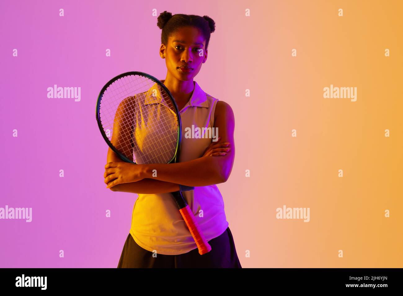 Image d'une joueuse de tennis afro-américaine dans un éclairage violet et jaune fluo Banque D'Images